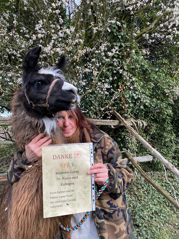 Knuffi und Karin Eichler mit der Urkunde Knuffi und Karin Eichler mit der Urkunde